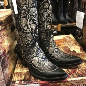 Size 9 narrow  Old Gringo boots